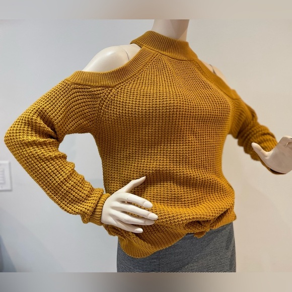 GUESS | Cut Out Shoulder Kailyn Sweater in Medieval Gold Size Medium - Picture 2 of 12